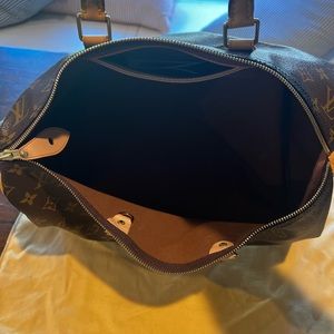 Brand new only used maybe twice . Louis Vuitton speedy 40